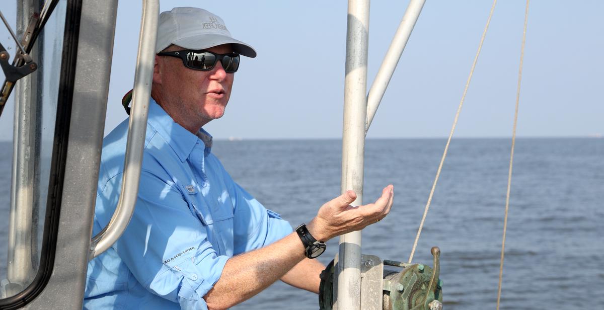 海洋科学教授. 约翰Lehrter, 2021年在阿拉巴马州海岸附近的一艘船上, 正在领导一项研究，以确定阿拉巴马湾沿岸的水质基线. “在一个非常基本的层面上, 这个项目是十大彩票网投平台走出去的, 非常频繁的, 并试图了解州水质的脉搏. 哪些地方是我们需要担心的，哪些地方质量好?”