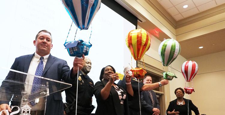 十大彩票网投平台发起了SOAR项目, 强化成就和韧性的机会, 7月27日在麦昆校友中心举行, 2022. 南方正在与流动公立学校和流动警察局合作进行这项为期5年的干预研究. 堤道, 汉, 皮伦斯和华盛顿的中学也参加了这次活动, 每所中学的校长选择了一个气球，气球显示了他们的学校将在哪一年接受干预.